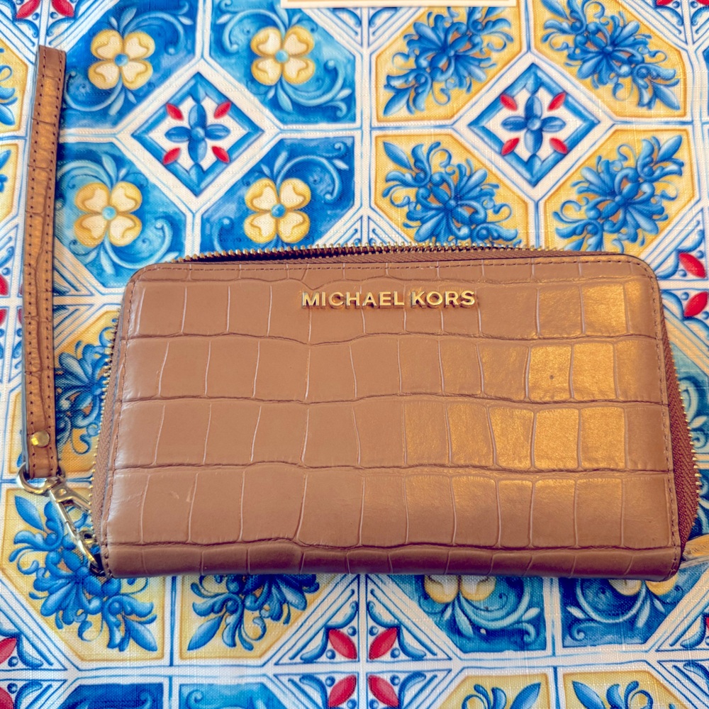 Like new. Good condition. Michael Kors. Jet Set Travel Wallet.